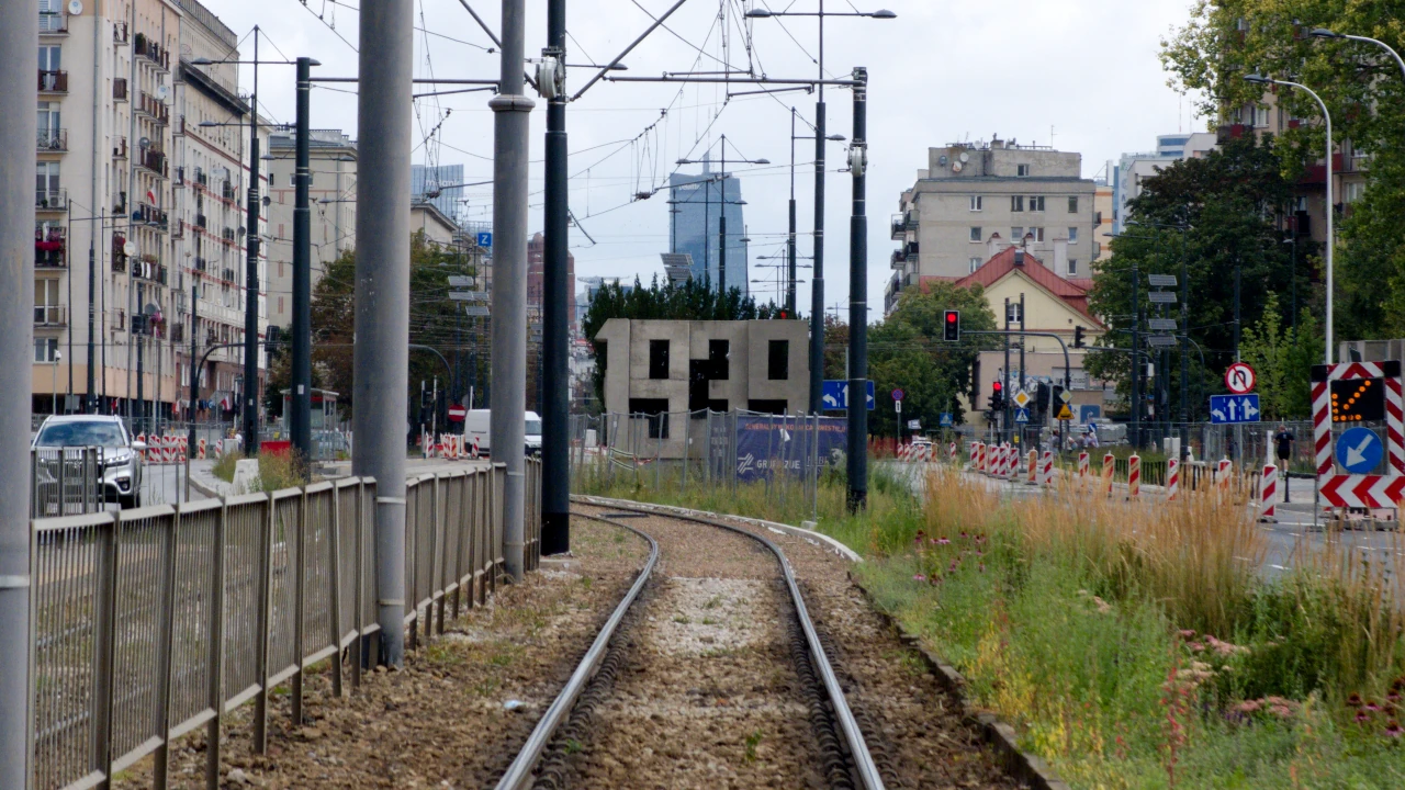 Pomnik poświęcony obrońcom skrzyżowania Banacha i Grójeckiej. Na pierwszym planie tory tramwajowe. W tle betonowe liczby 1939. Za nimi widać budynki.