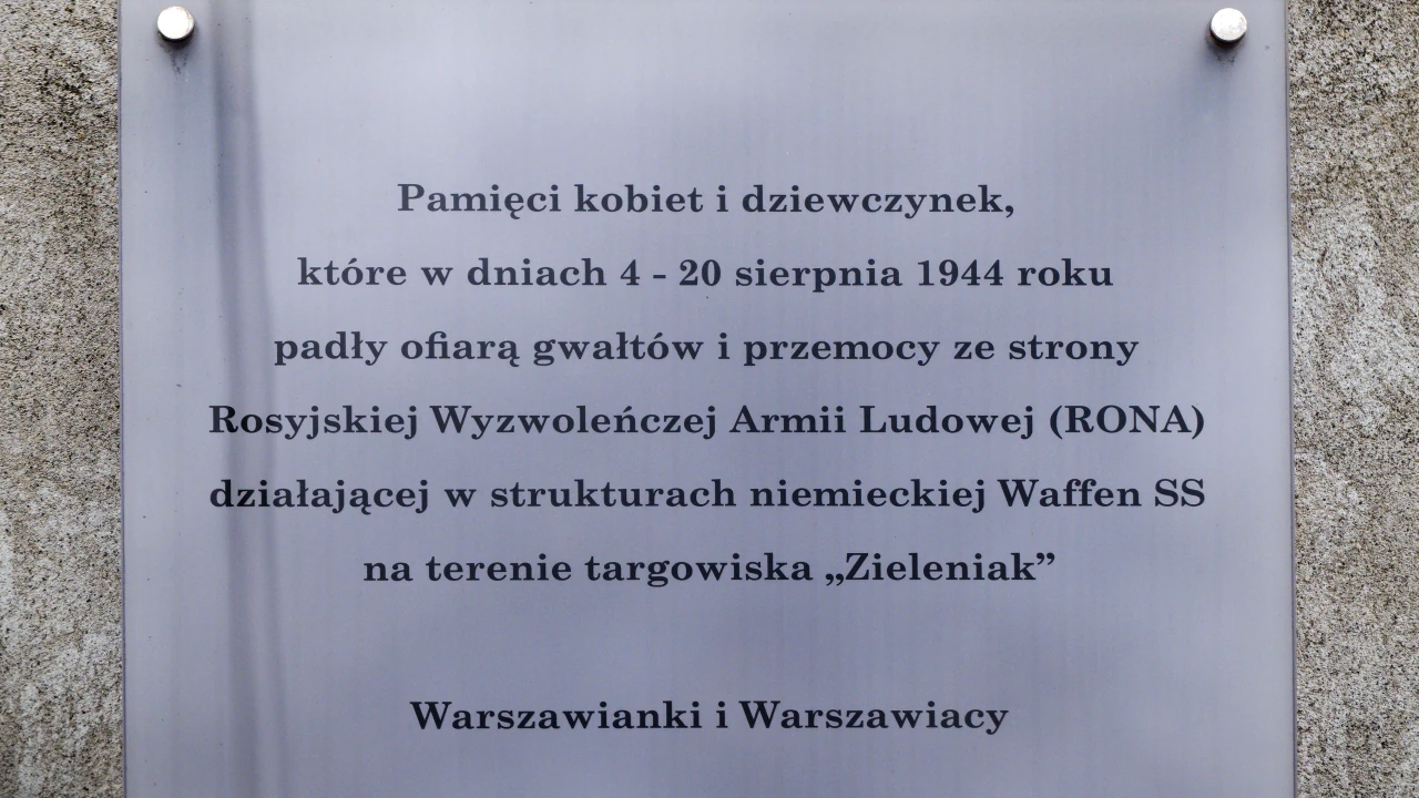 Tablica poświęcona pamięci gwałconym na Zieleniaku kobietom i dziewczynom.
