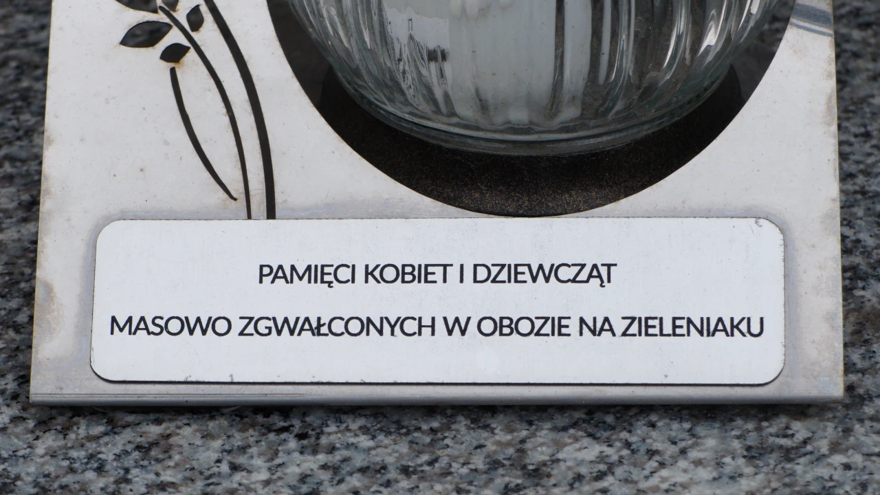 Znicz poświęcony gwałconym na Zieleniaku kobietom i dziewczynom.