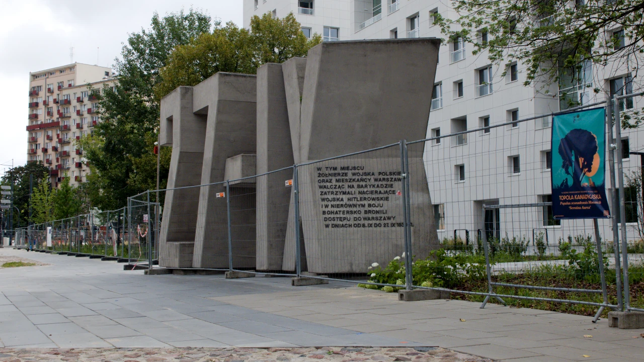 Część pomnika po prawej stronie ulicy – betonowe liczby 27-IX.