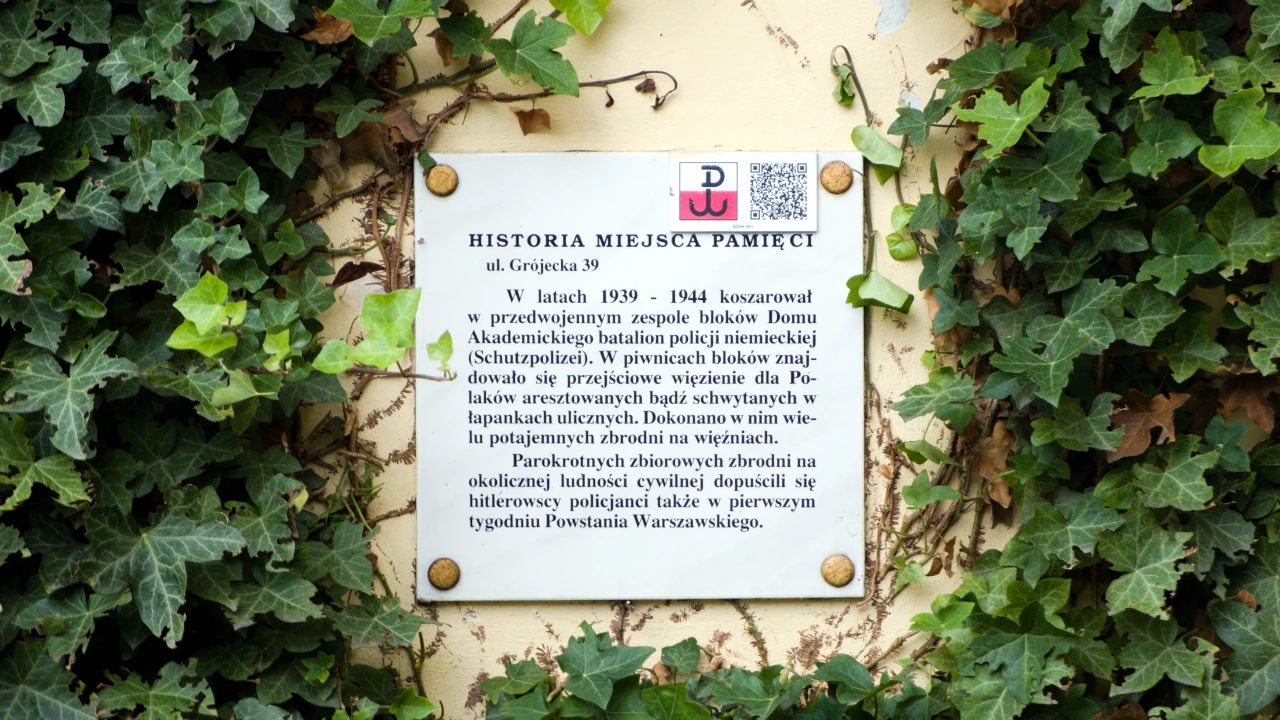 Tablica z informacją historii miejsca pamięci narodowej Grójecka 39. W tym budynku podczas wojny stacjonowała policja niemiecka. Było tu też przejściowe więzienie.