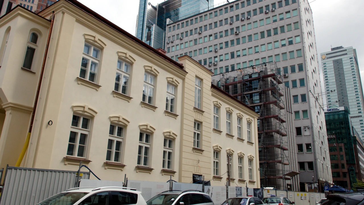 Przedwojenna kamienica - siedziba muzeum. W tle współczesne wieżowce.