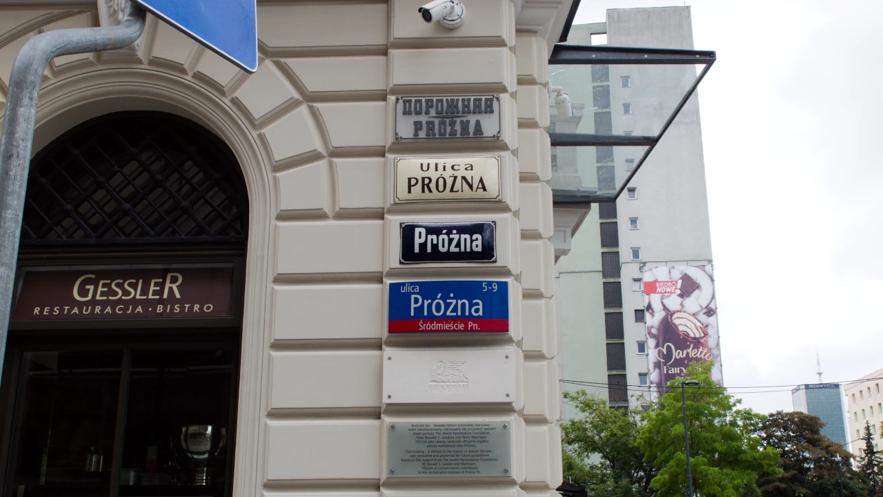 Narożnik domu ulicy Próżnej. Tabliczki z nazwą ulicy z różnych epok: od rosyjskiej z czasów zaborów, po współczesną.
