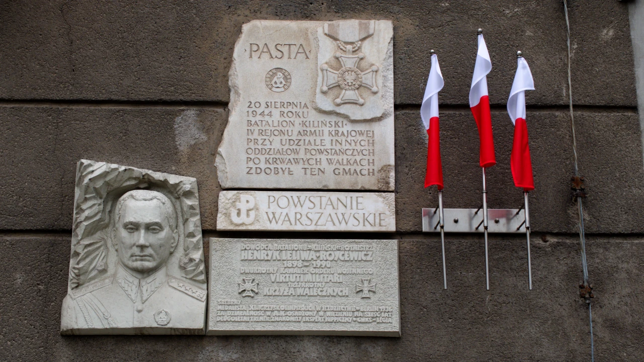 Tablice na ścianie budynku PASTy informujące o walkach podczas Powstania.