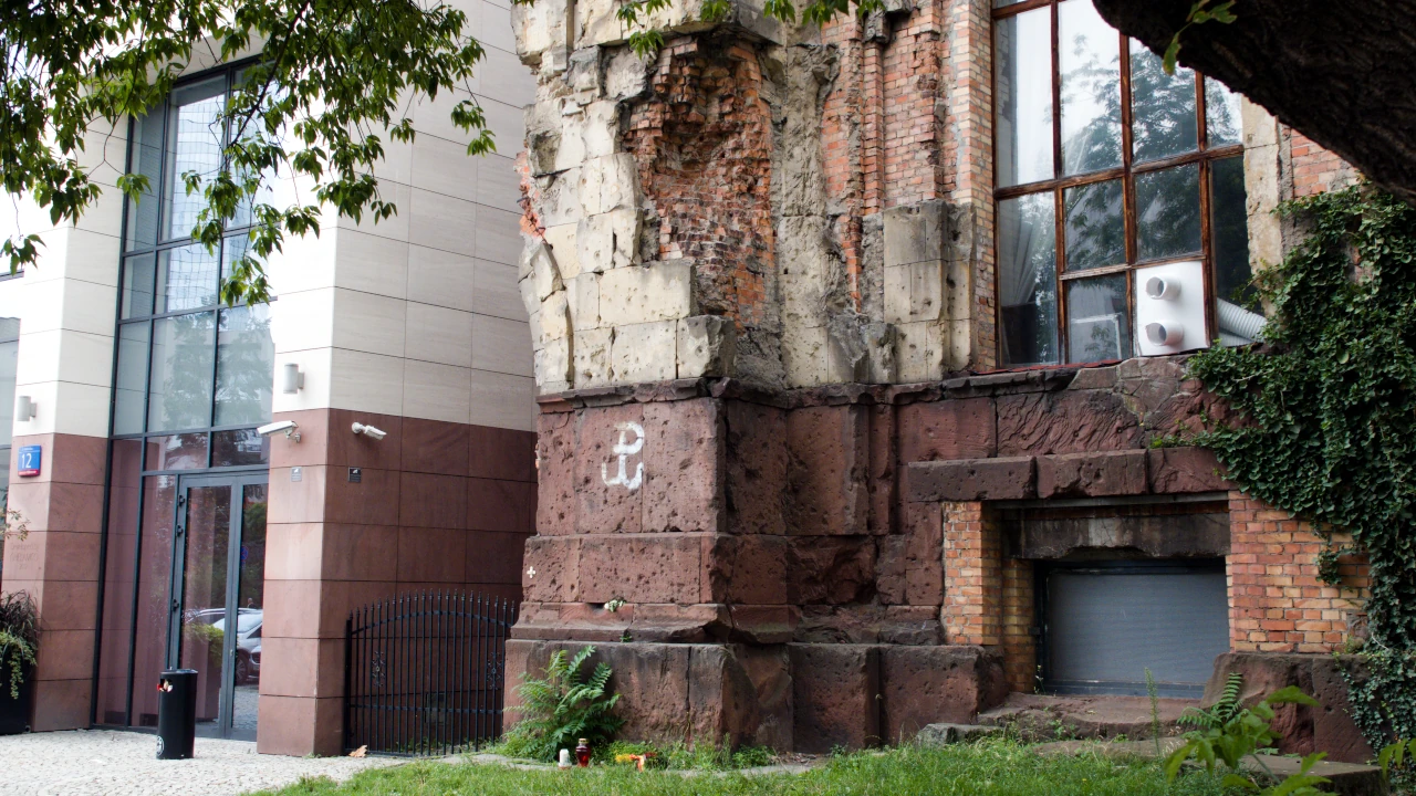 Fragment budynku Reduty Banku Polskiego. Na ścianie namalowana kotwica.