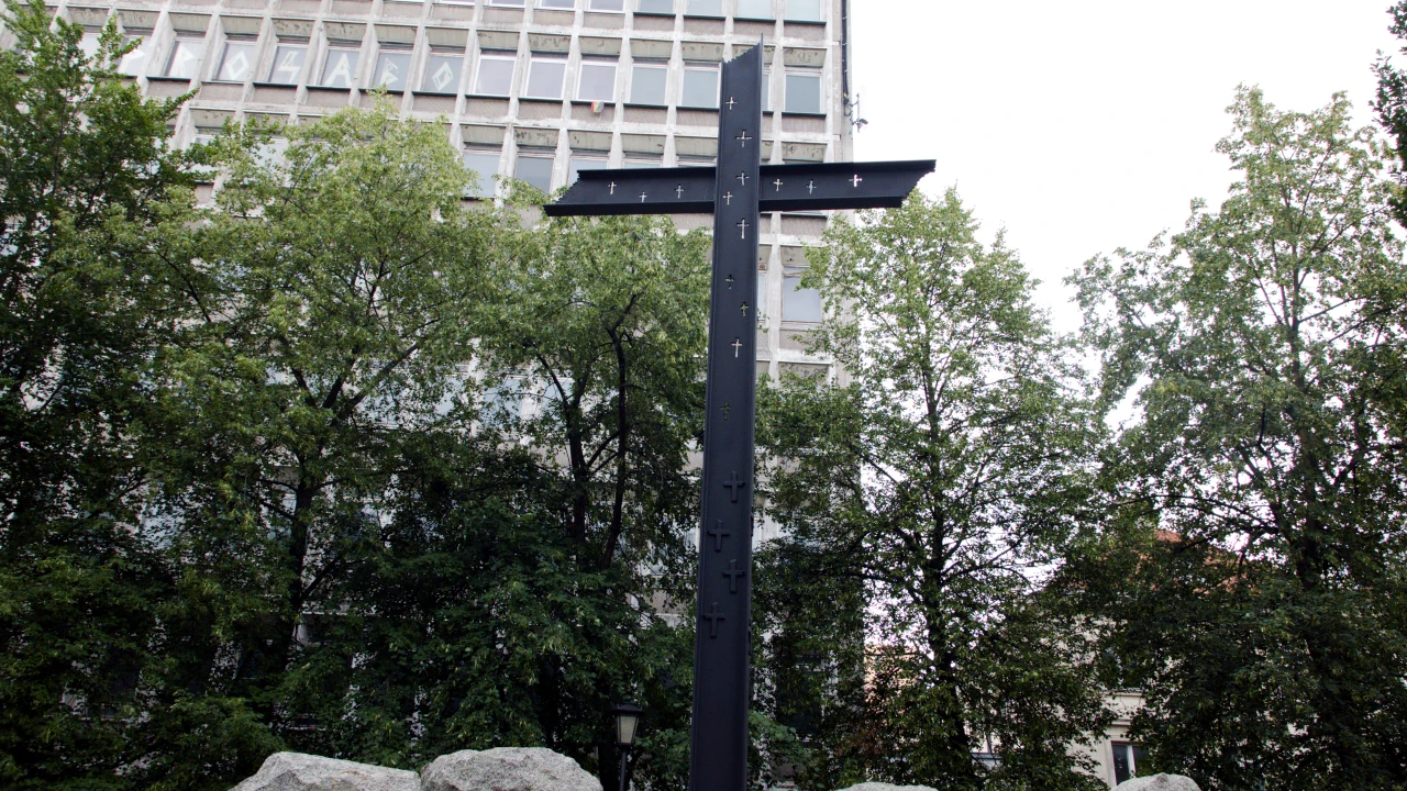 Pomnik w postaci stalowego krzyża, upamiętniający poległych powstańców.