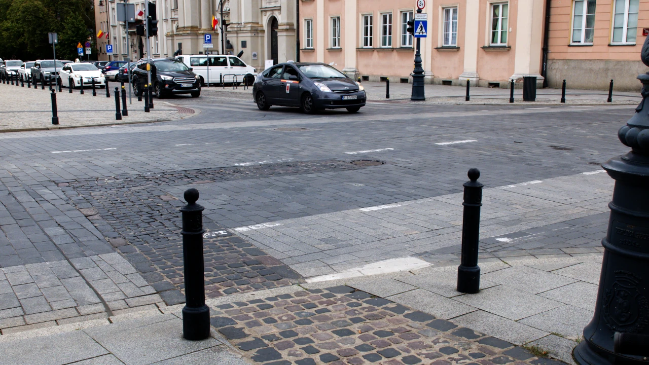 Skrzyżowanie ulic Długiej i Miodowej. Na jezdni zaznaczony właz do kanałów.