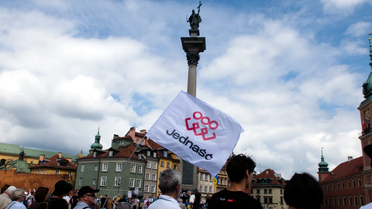 Wiele osób zgromadzonych pod Kolumną Zygmunta.