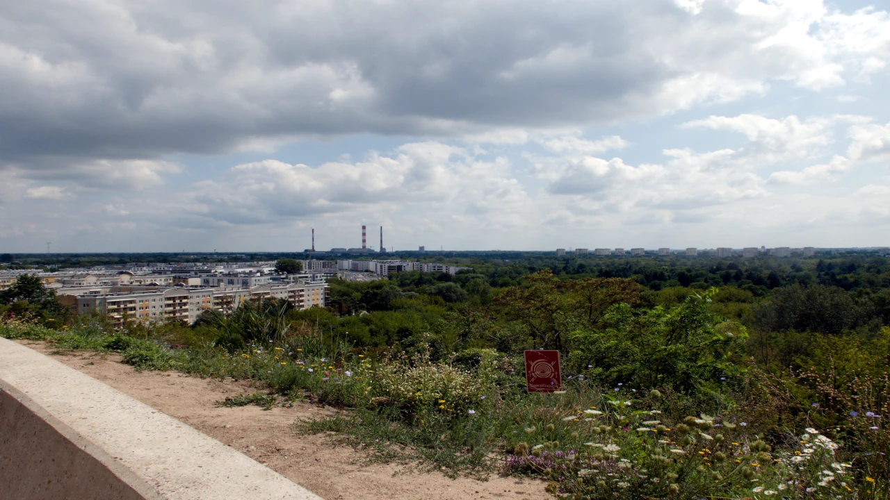 Panorama Warszawy w Kierunku Siekierek, z Elektrociepłownią Siekierki na horyzoncie.