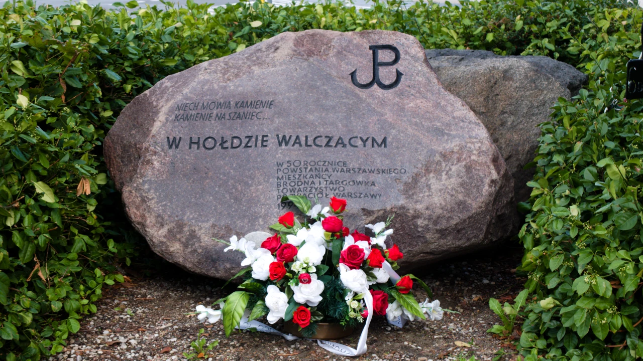Ten sam głaz, co na poprzednim zdjęciu. Poza kotwicą napis: W hołdzie walczącym w 50 rocznicę Powstania Warszawskiego. Mieszkańcy Bródna i Targówka.