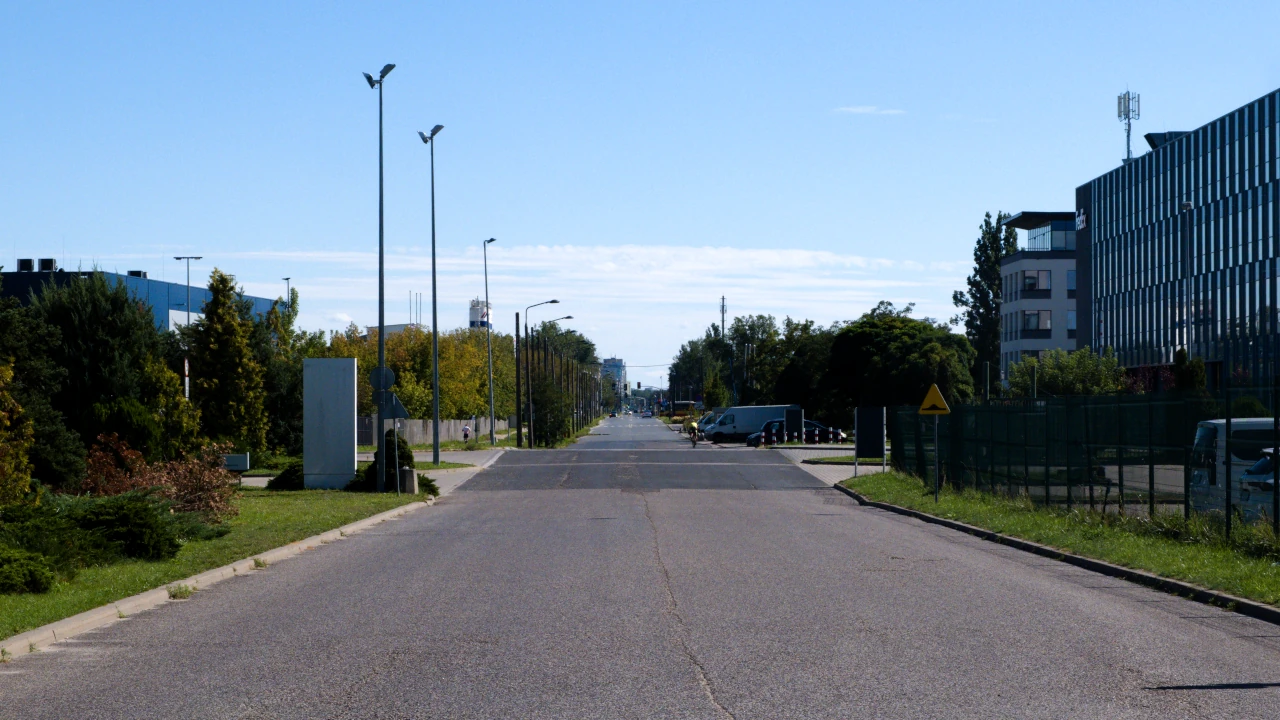 Pusta asfaltowa ulica.